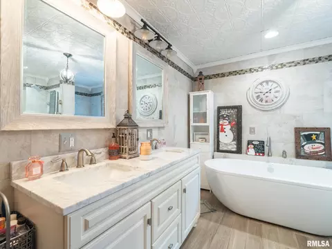 Bath - 16177 E Blackfoot Dr, Cuba, IL 61427 photo 1 of 7