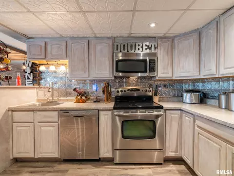 Kitchen - 16177 E Blackfoot Dr, Cuba, IL 61427 photo 6 of 10