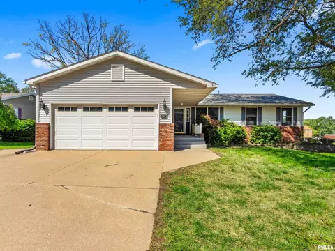 1415 N Parkway Dr, Pekin, IL 61554