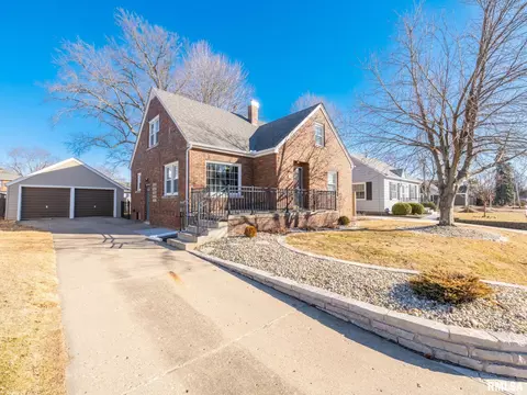 738 Saint Anthony Pl, West Peoria, IL 61604