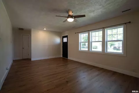 Living - 320 N 9th St, Herrin, IL 62948 photo 4 of 4