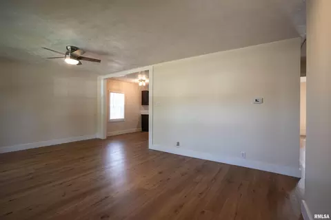 Living - 320 N 9th St, Herrin, IL 62948 photo 2 of 4
