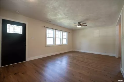 Living - 320 N 9th St, Herrin, IL 62948 photo 3 of 4