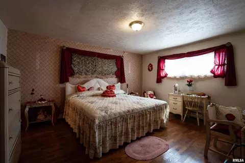 Bedroom - 1517 W Oak St, Herrin, IL 62948 photo 1 of 5