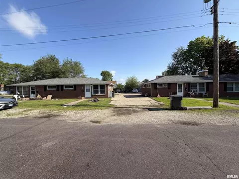 1402 Sommerset St, Pekin, IL 61554