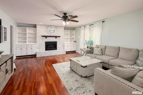 Living - 1808 Testa Dr, Marion, IL 62959 photo 3 of 5
