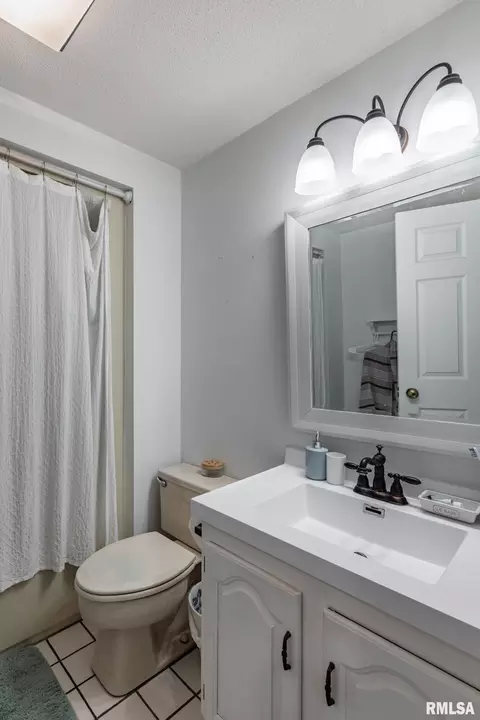 Bath - 1808 Testa Dr, Marion, IL 62959 photo 1 of 3
