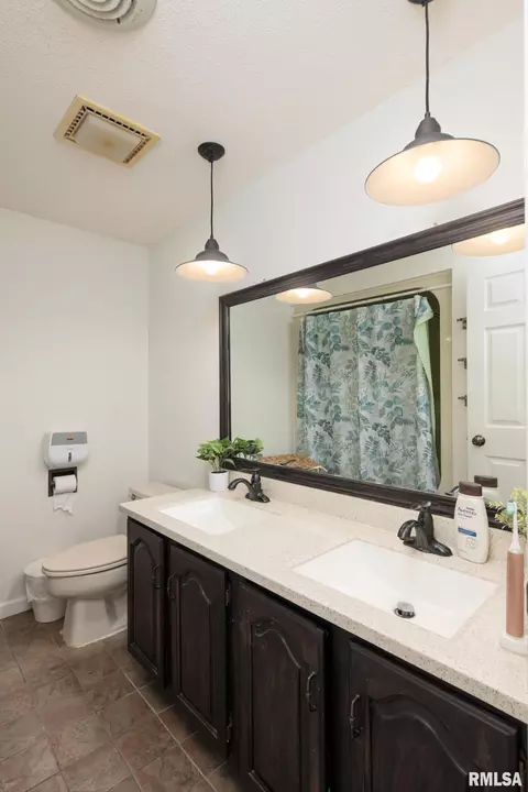 Bath - 1808 Testa Dr, Marion, IL 62959 photo 2 of 3