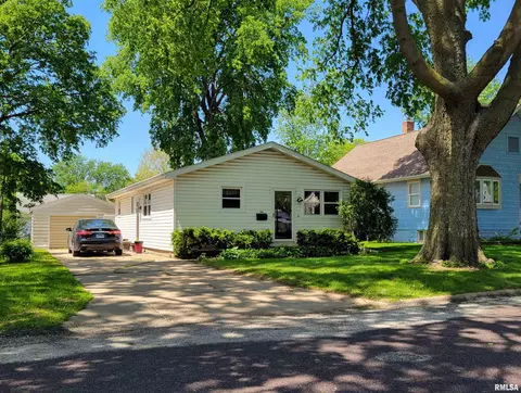 1529 Bacon St, Pekin, IL 61554