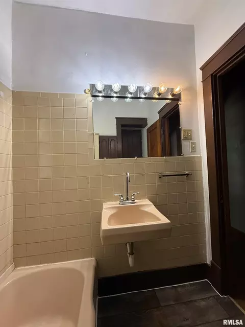 Bath - 335 Chase St, Macomb, IL 61455 photo 1 of 3