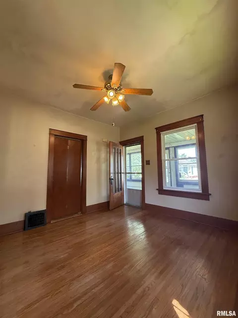 Living - 335 Chase St, Macomb, IL 61455 photo 2 of 4