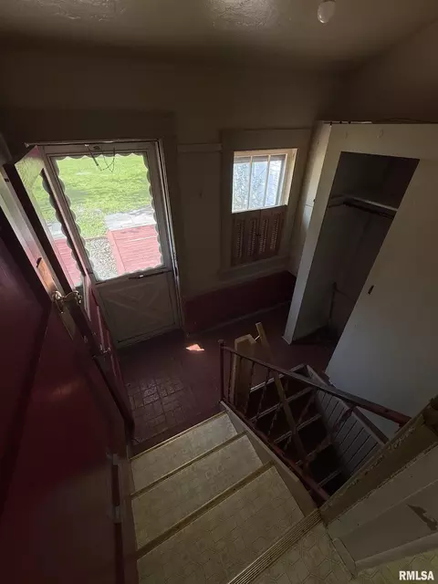 Entry Way - 335 Chase St, Macomb, IL 61455 photo 2 of 2