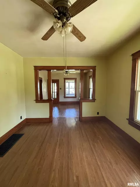 Living - 335 Chase St, Macomb, IL 61455 photo 1 of 4
