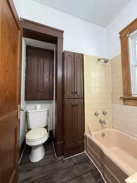 Bath - 335 Chase St, Macomb, IL 61455 photo 2 of 3