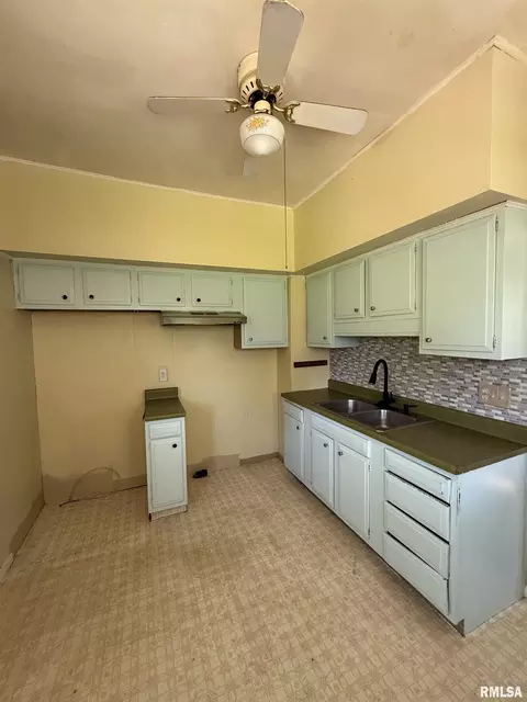 Kitchen - 335 Chase St, Macomb, IL 61455 photo 2 of 4
