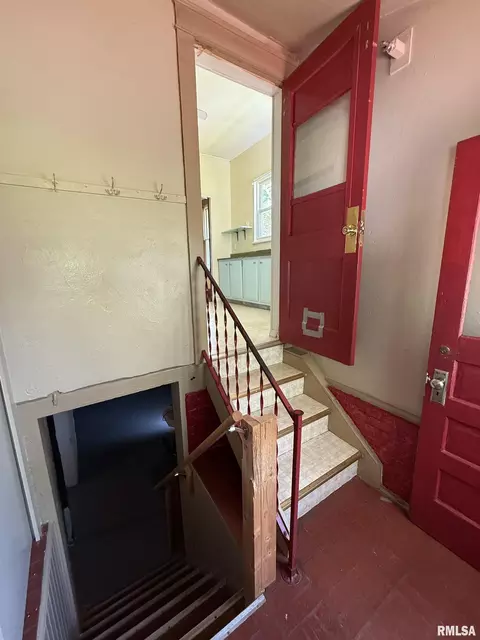 Entry Way - 335 Chase St, Macomb, IL 61455 photo 1 of 2