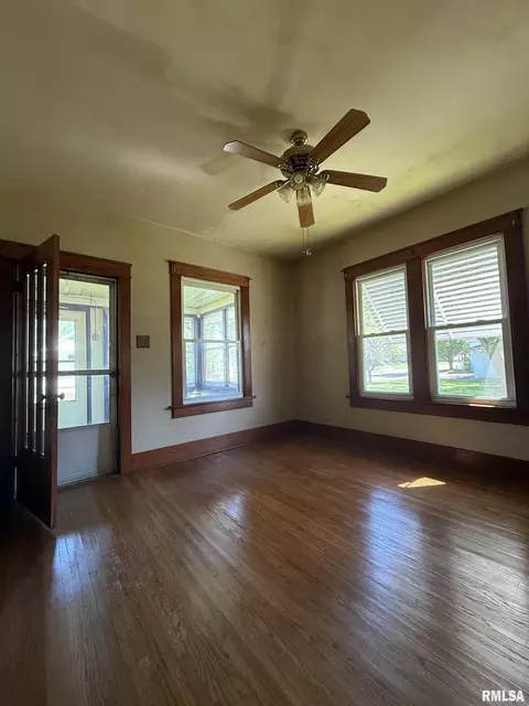 Living - 335 Chase St, Macomb, IL 61455 photo 3 of 4