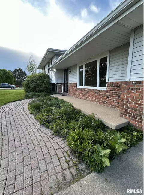 1438 Lake Santa Fe Dr, Metamora, IL 61548