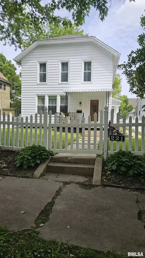 221 S 1st Ave, Canton, IL 61520