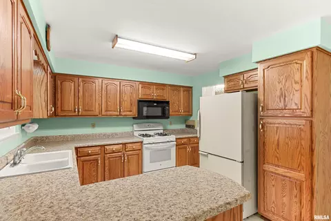 Kitchen - 1312 W Treeline Ct, Dunlap, IL 61525 photo 5 of 6