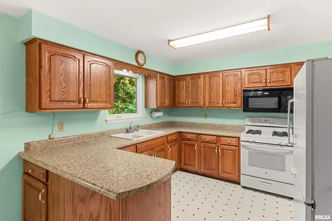 Kitchen - 1312 W Treeline Ct, Dunlap, IL 61525 photo 3 of 6
