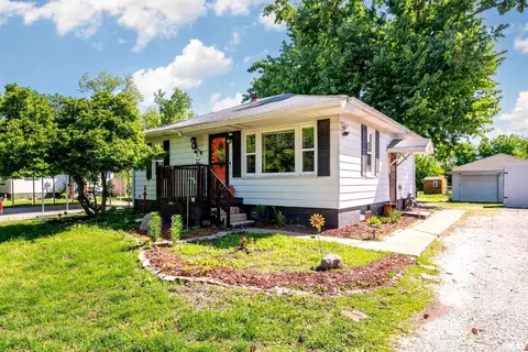 1016 Spring Bay Rd, East Peoria, IL 61611