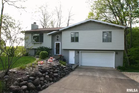 32 Roxbury Rd, Mackinaw, IL 61755