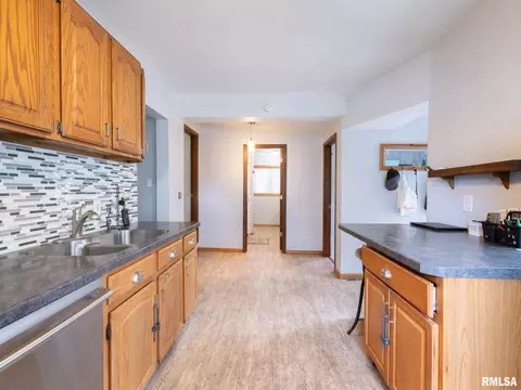 Entry Way - 301 E Pearl St, Danvers, IL 61732 photo 3 of 3