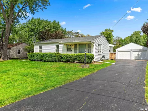 4811 W Red Bud Dr, Peoria, IL 61604