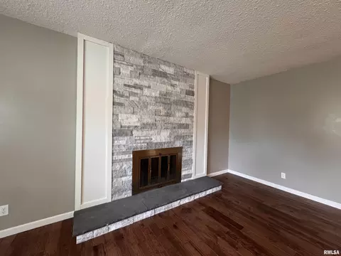 Living - 834 E Franklin St, Macomb, IL 61455 photo 3 of 6