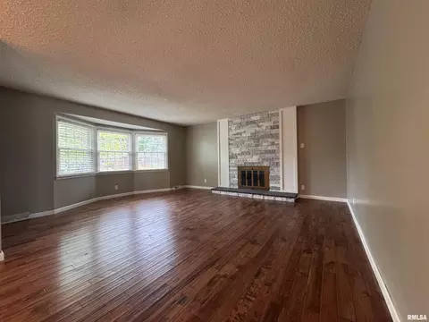Living - 834 E Franklin St, Macomb, IL 61455 photo 1 of 6