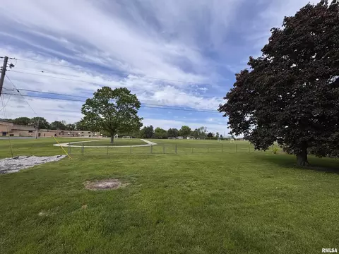 Exterior - 834 E Franklin St, Macomb, IL 61455 photo 5 of 7