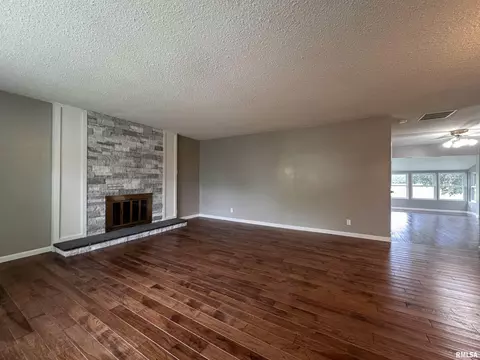 Living - 834 E Franklin St, Macomb, IL 61455 photo 2 of 6