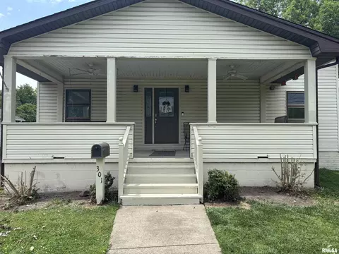 301 N Victor St, Christopher, IL 62822