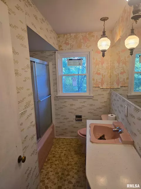 Bath - 503 Bainbridge Rd, Marion, IL 62959 photo 1 of 2
