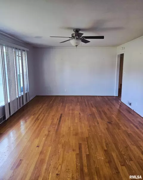 Living - 503 Bainbridge Rd, Marion, IL 62959 photo 4 of 7
