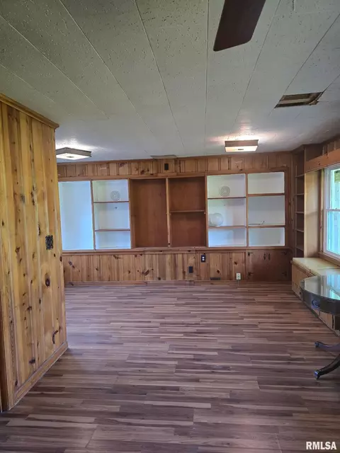 Living - 503 Bainbridge Rd, Marion, IL 62959 photo 2 of 7