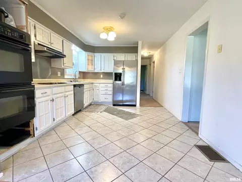 Kitchen - 5121 S Sir Lionel Ct, Mapleton, IL 61547 photo 2 of 3