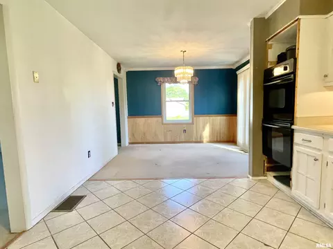 Dining - 5121 S Sir Lionel Ct, Mapleton, IL 61547 photo 2 of 2