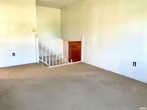 Living - 5121 S Sir Lionel Ct, Mapleton, IL 61547 photo 2 of 5