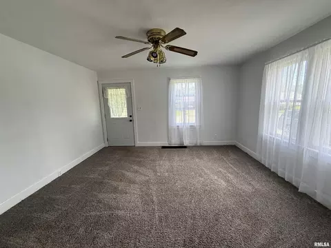 Living - 1478 E Chestnut St, Canton, IL 61520 photo 5 of 9