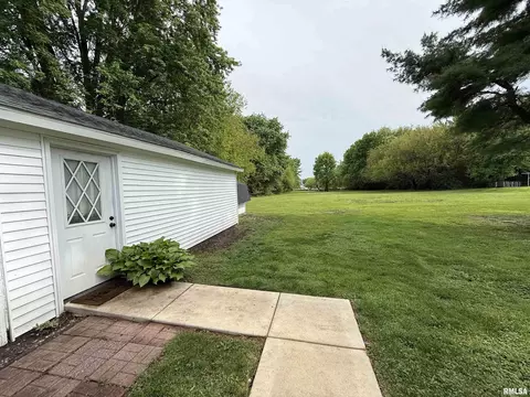 Exterior - 1478 E Chestnut St, Canton, IL 61520 photo 5 of 9