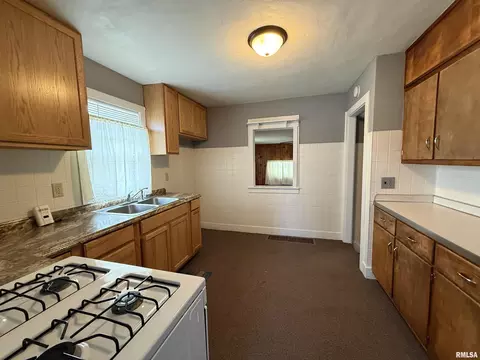 Kitchen - 1478 E Chestnut St, Canton, IL 61520 photo 2 of 4