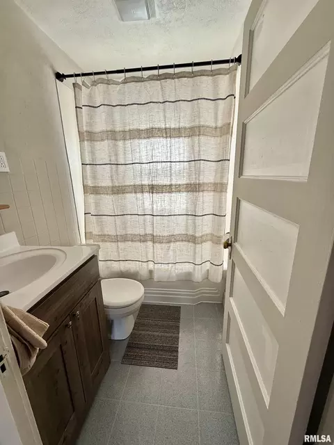 Bath - 1478 E Chestnut St, Canton, IL 61520 photo 1 of 1