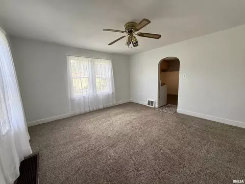 Living - 1478 E Chestnut St, Canton, IL 61520 photo 8 of 9