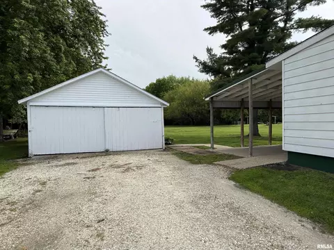 Exterior - 1478 E Chestnut St, Canton, IL 61520 photo 2 of 9