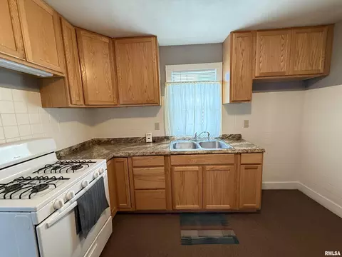 Kitchen - 1478 E Chestnut St, Canton, IL 61520 photo 4 of 4