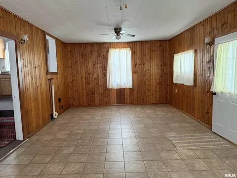 Living - 1478 E Chestnut St, Canton, IL 61520 photo 3 of 9