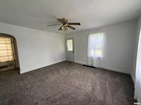 Living - 1478 E Chestnut St, Canton, IL 61520 photo 6 of 9
