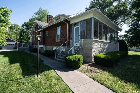 218 E Roosevelt Ave, Du Quoin, IL 62832